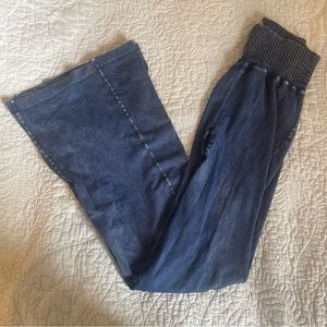 Free People Movement Good Karma flare leggings in Navy Women’s size: XS/S